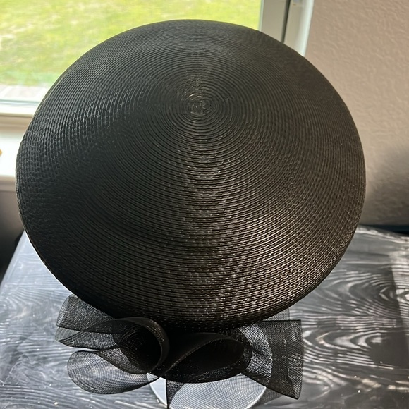 Black hat with bow adornment - Picture 3 of 6